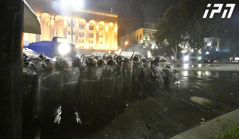 ვითარება რუსთაველზე - აქციის მონაწილეებმა თეატრთან გადაინაცვლეს, სპეცრაზმი მათ მიჰყვება